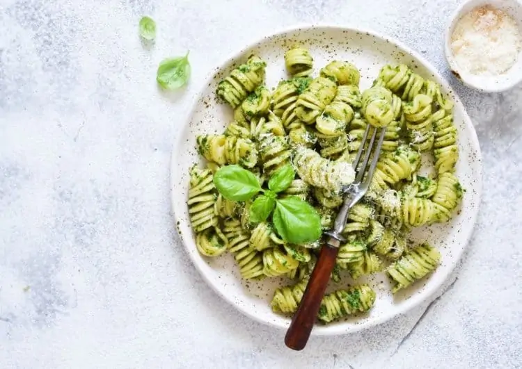 Pesto Pasta Salad: A cheerful and festive salad