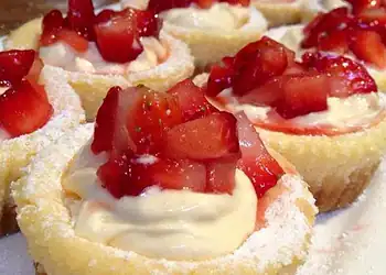 Mini strawberry cream cheesecakes - Saffarazzi Mini cheesecakes topped with cream and diced fresh strawberries.