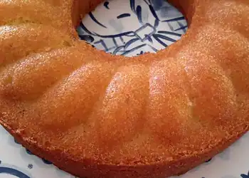 Old-Fashioned Pound Cake (Pond Koek) - Saffarazzi Homemade old-fashioned pound cake (pond koek) baked in a ring tin