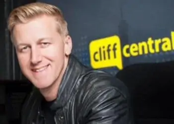 Gareth Cliff loses Nando's sponsorship after dismissing racism struggles as "unimportant"