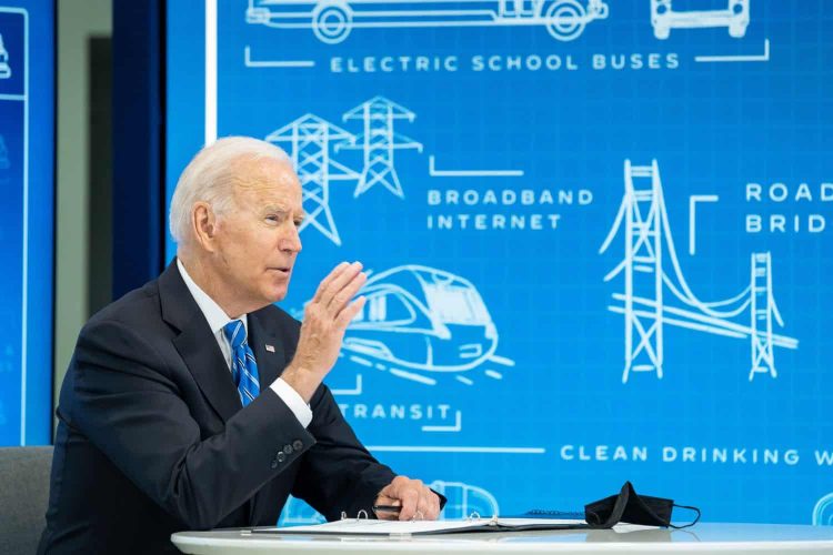 News Roundup: President Biden discusses travel ban to SA, Moderna CEO discuss Omicron, and new details arise in Vicki Terblanche case
