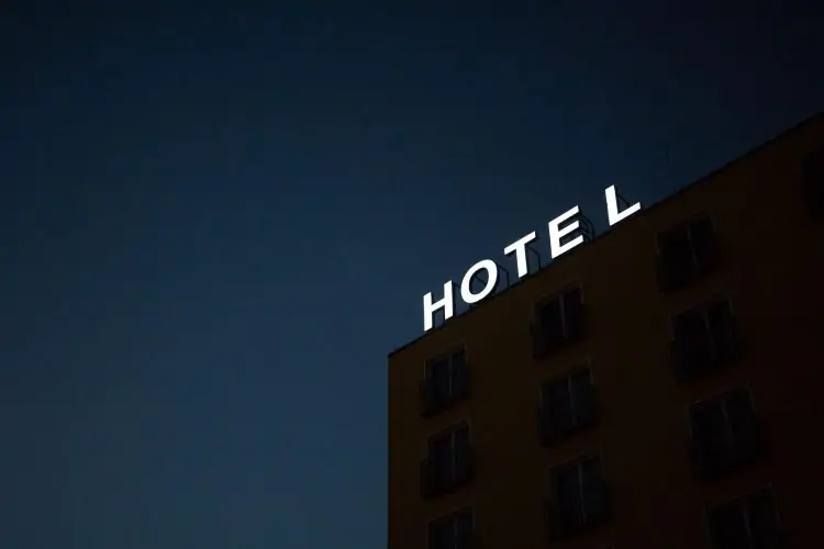 Married man pushes his girlfriend from fourth floor of hotel