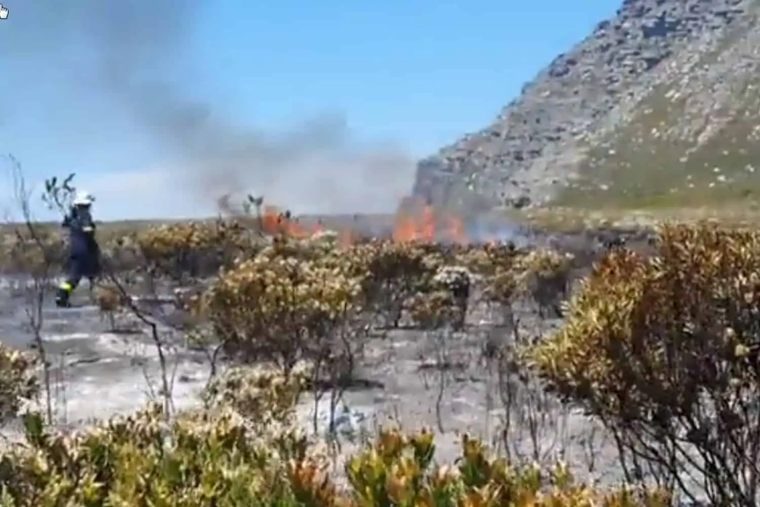 Multiple Fires on OuKaapse Weg Now Under Control