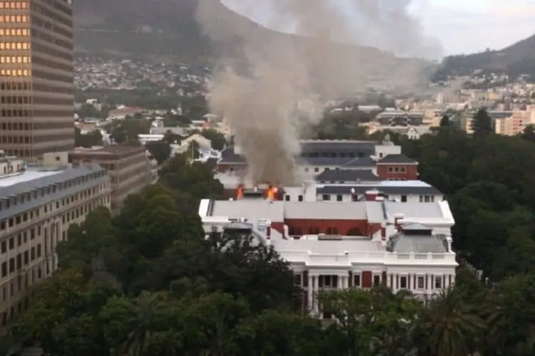 SA Cape Town parliament building on fire - roof collapses