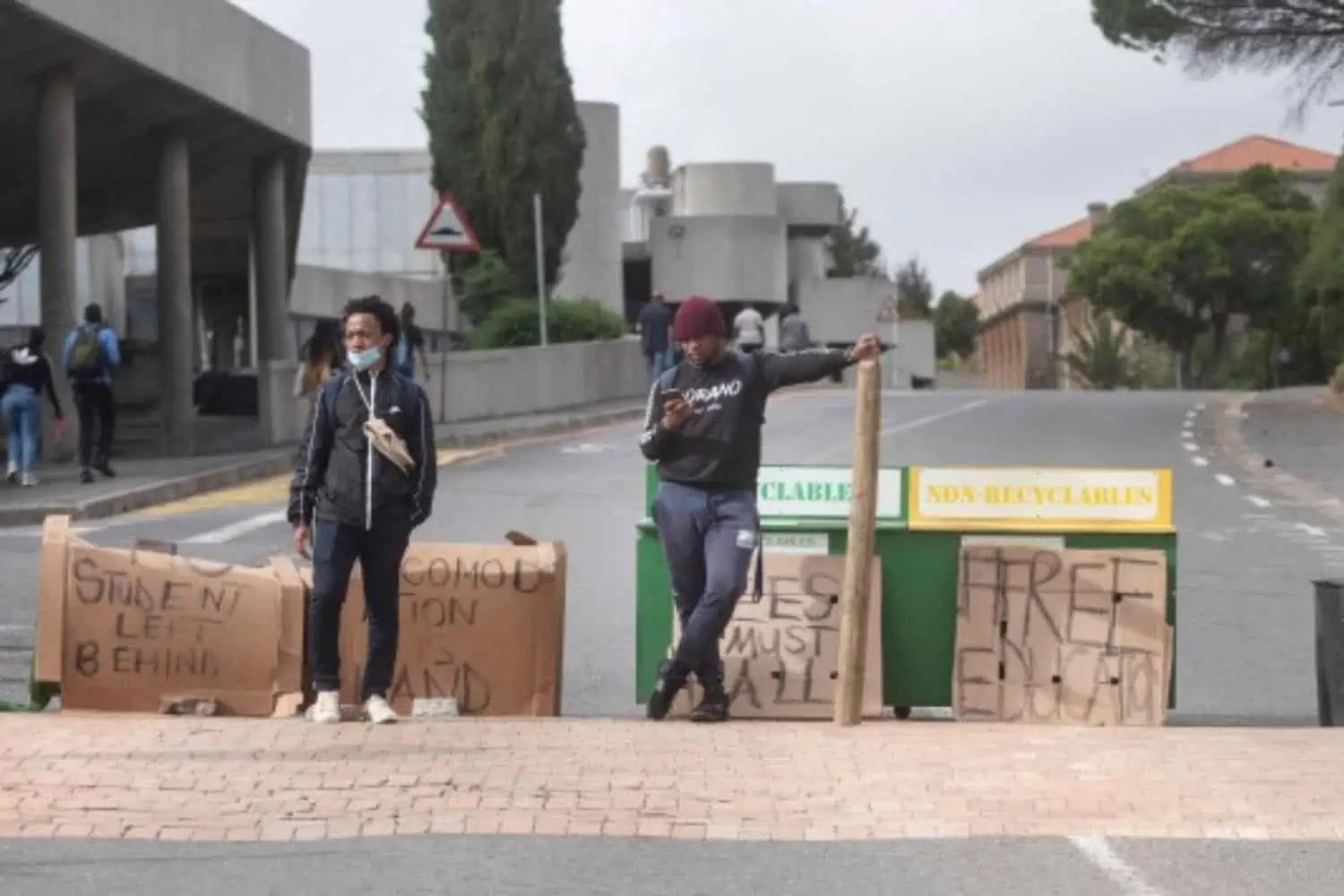 TODAY: South Africa's Top News for 17 February 2022 - Students protest at UCT
