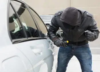 [WATCH]: Car Guard Turns a Blind Eye to Break In