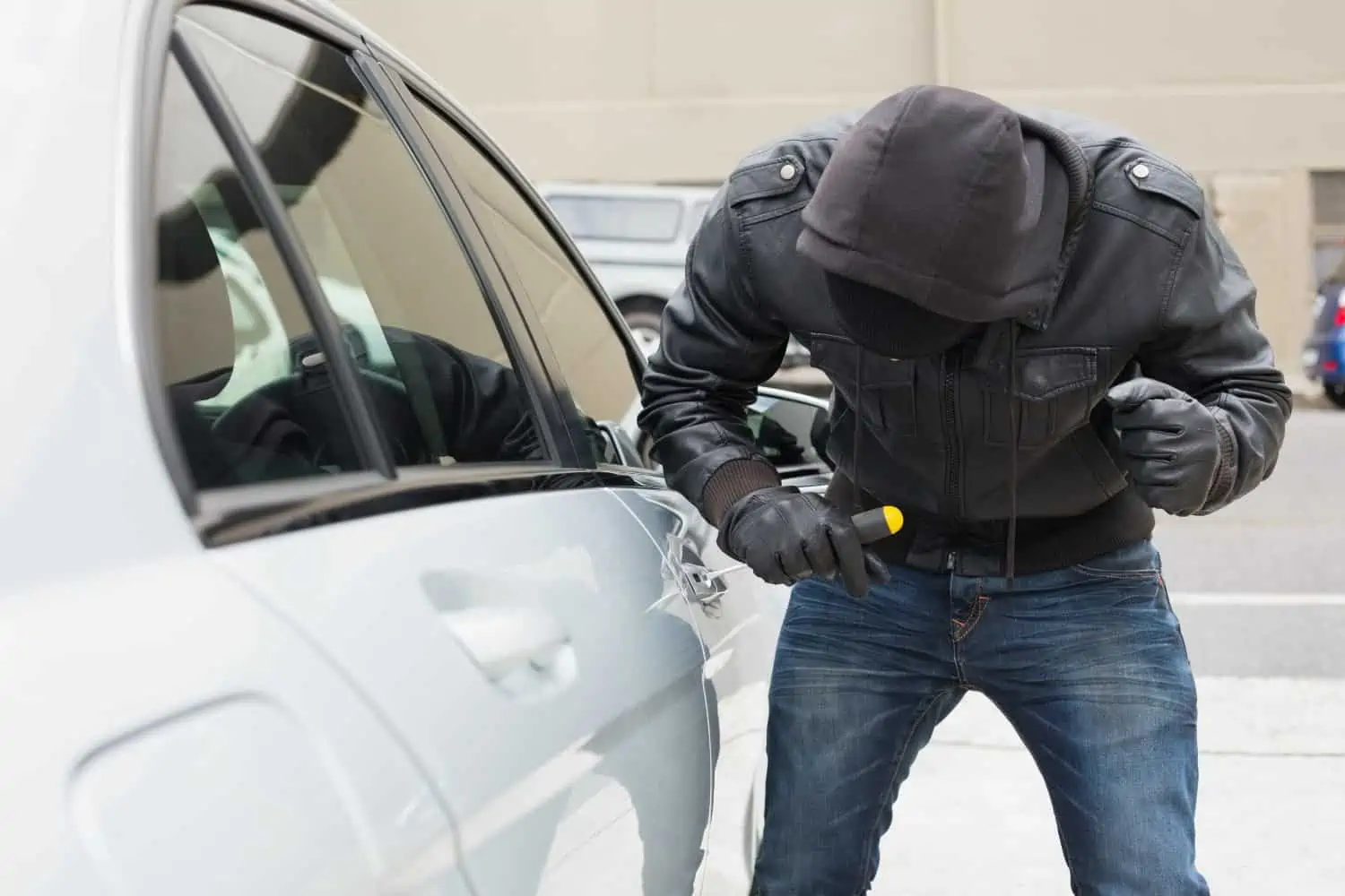 [WATCH]: Car Guard Turns a Blind Eye to Break In