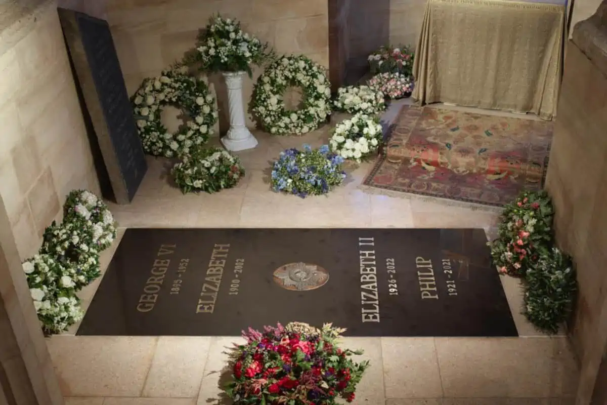 A ledger stone has been installed at the King George VI Memorial Chapel, following the interment of Her Majesty Queen Elizabeth.

The King George VI Memorial Chapel sits within the walls of St George’s Chapel, Windsor.. Image via Twitter
The Royal Family
@RoyalFamily