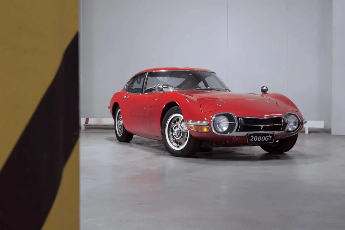 Toyota-2000GT-F3Q-1