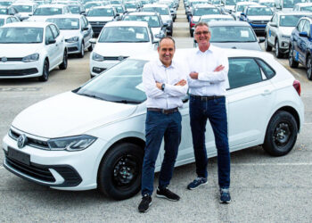 VWSAProductionDirectorUlrichSchwabeandSalesandMarketingDirectorThomasMilzcelebratingthe100000thPolo.jpg