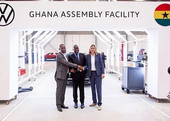 Fromleft-JeffreyOppongPeprah,CEOforVolkswagenGhana,Ghana’sMinisterofTradeandIndustrySamuelAbuJinapor,andMartinaBiene,VWSAChairpersonandManagingDirector.JPG