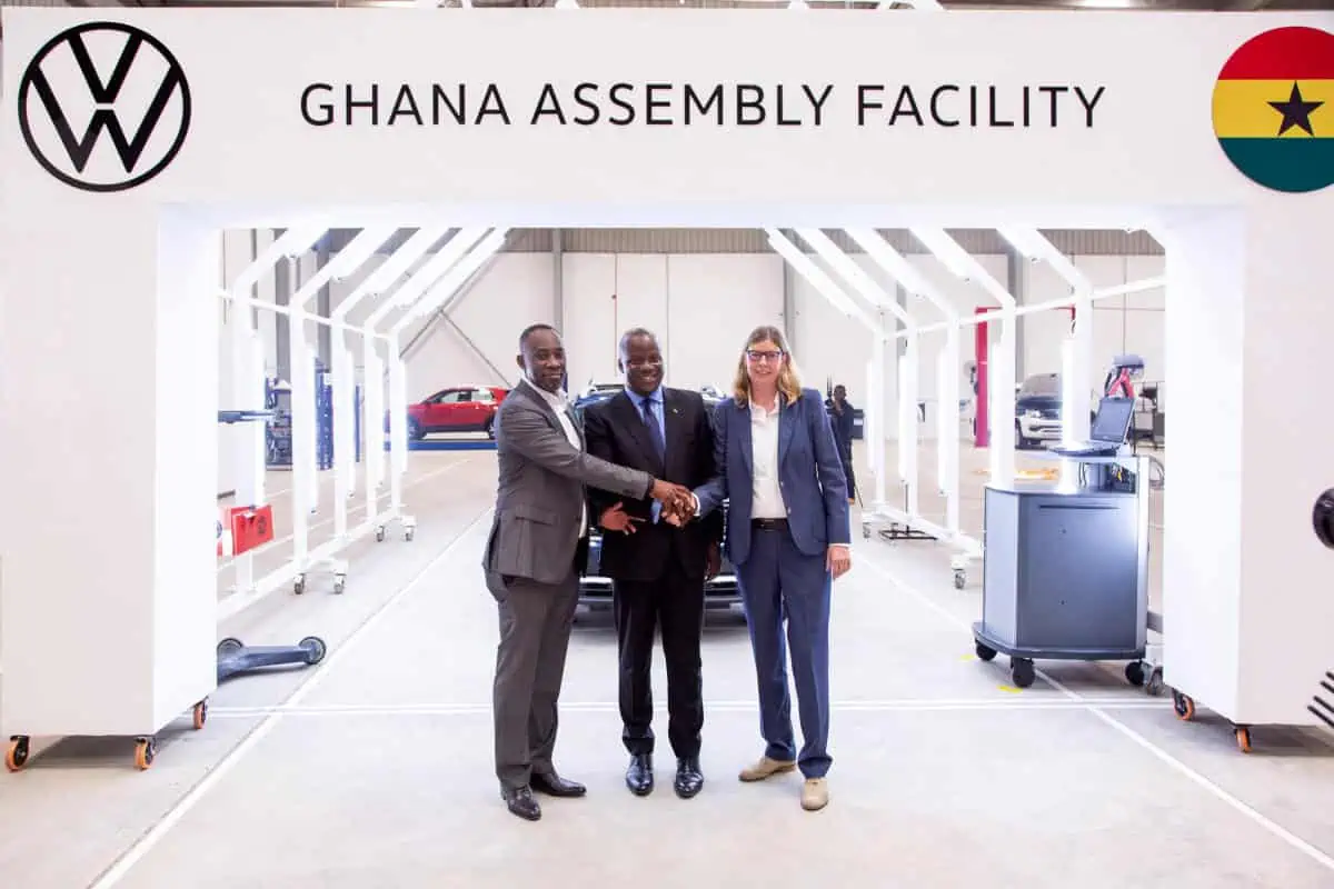 Fromleft-JeffreyOppongPeprah,CEOforVolkswagenGhana,Ghana’sMinisterofTradeandIndustrySamuelAbuJinapor,andMartinaBiene,VWSAChairpersonandManagingDirector.JPG