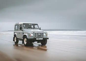 LAND ROVER CLASSIC DEFENDER WORKS V8 ISLAY EDITION 01.jpg