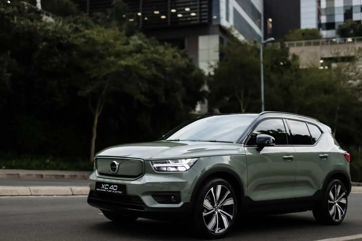 XC40 P8 AWD Recharge Pro Sage Green (2).jpg