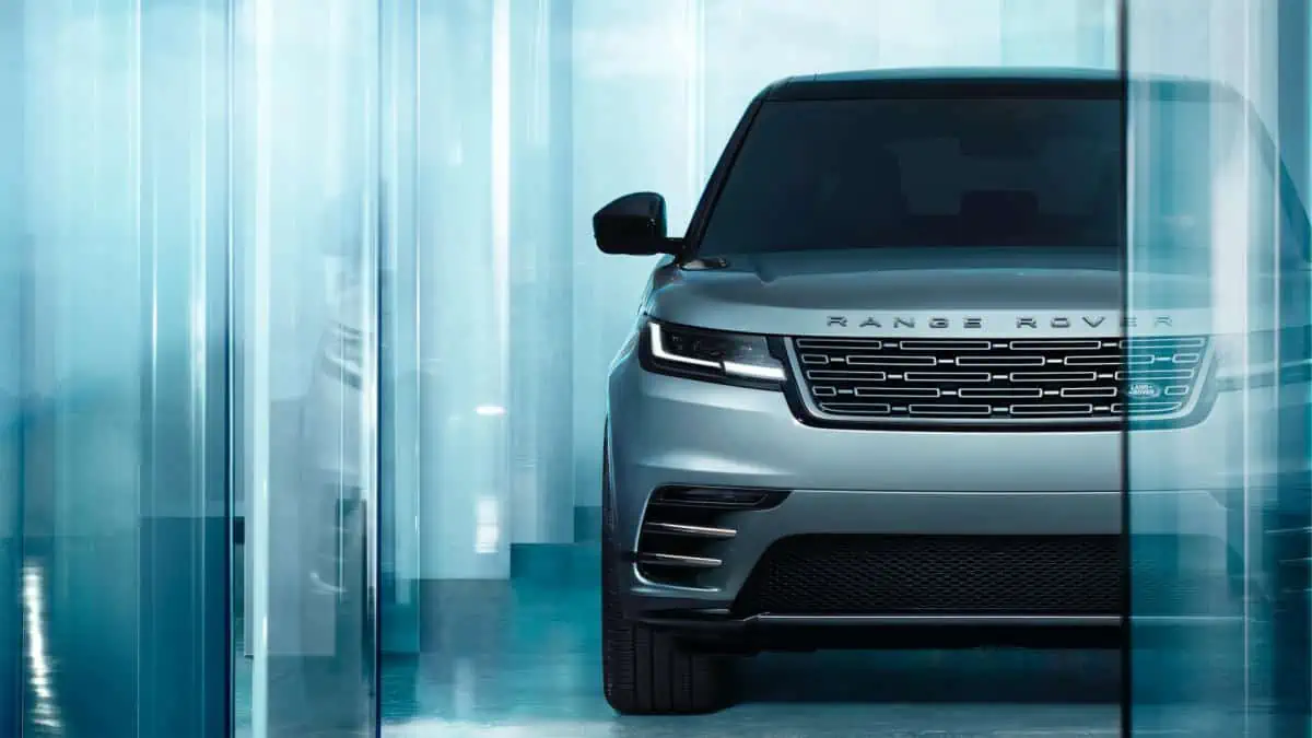 RR_Velar_24MY_Exterior_02_Front_010223.jpg