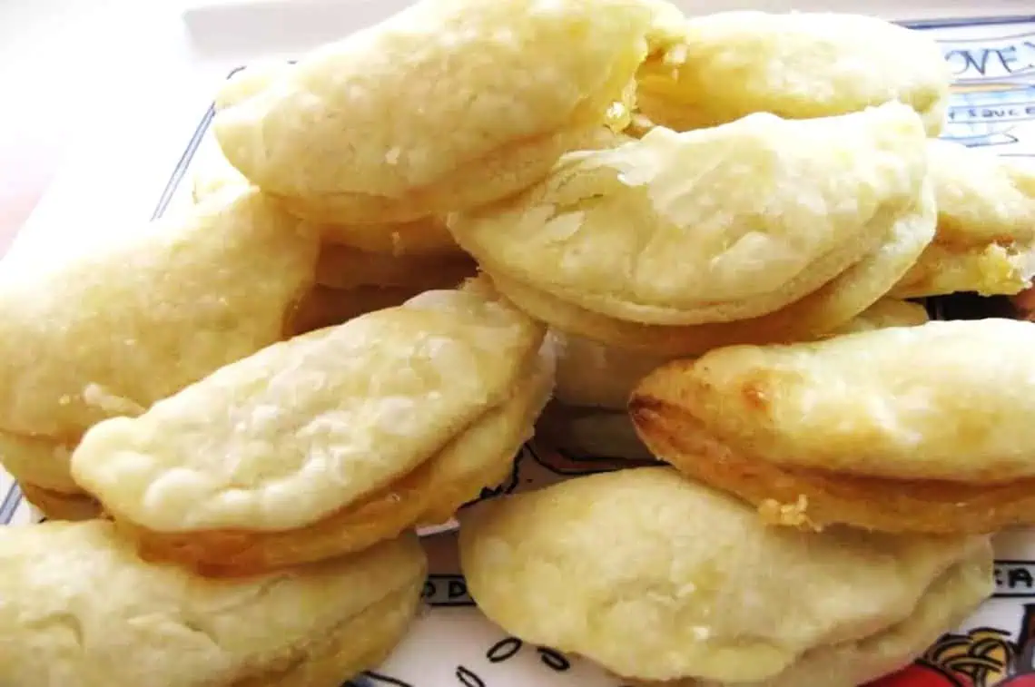 Baked Apricot Jam Hand Pies (Soda Water Pastry Recipe) - Saffarazzi Baked Apricot Jam Hand Pies (Soda Water Pastry Recipe)