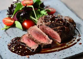 Seared Beef Fillet with Amarula, Dark Chocolate & Chilli Sauce | Gourmet South African Steak Recipe - Saffarazzi Seared Beef Fillet with Amarula, Dark Chocolate & Chilli Sauce | Gourmet South African Steak Recipe