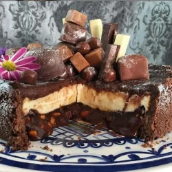 Salted Caramel Chocolate Cheesecake – Slice - Saffarazzi Slice of salted caramel and chocolate cheesecake with peanut caramel and chocolate topping