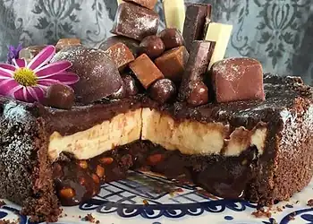 Salted Caramel Chocolate Cheesecake – Slice - Saffarazzi Slice of salted caramel and chocolate cheesecake with peanut caramel and chocolate topping