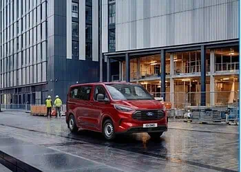 Ford Tourneo Custom Kombi front three-quarter view
