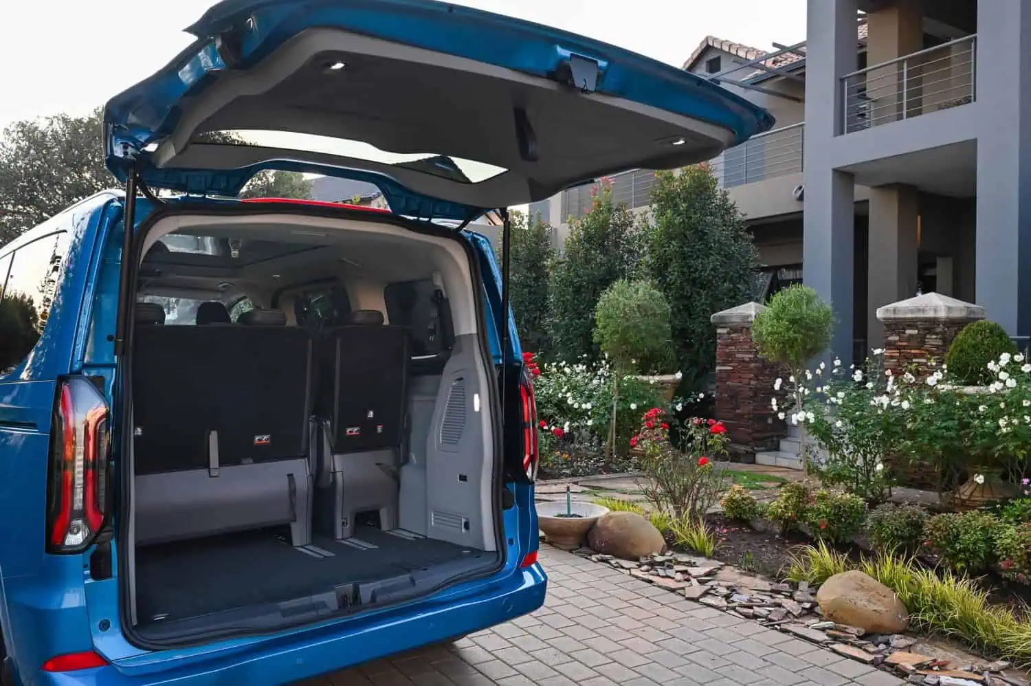 Ford Tourneo Titanium X AWD boot and third-row seats - Saffarazzi Ford Tourneo Titanium X AWD boot and third-row seats