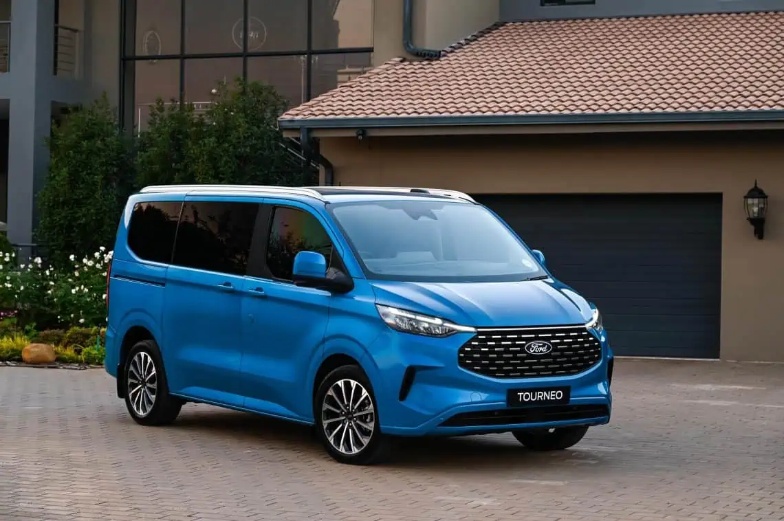 Ford Tourneo Titanium X AWD front three-quarter view - Saffarazzi Ford Tourneo Titanium X AWD front three-quarter view