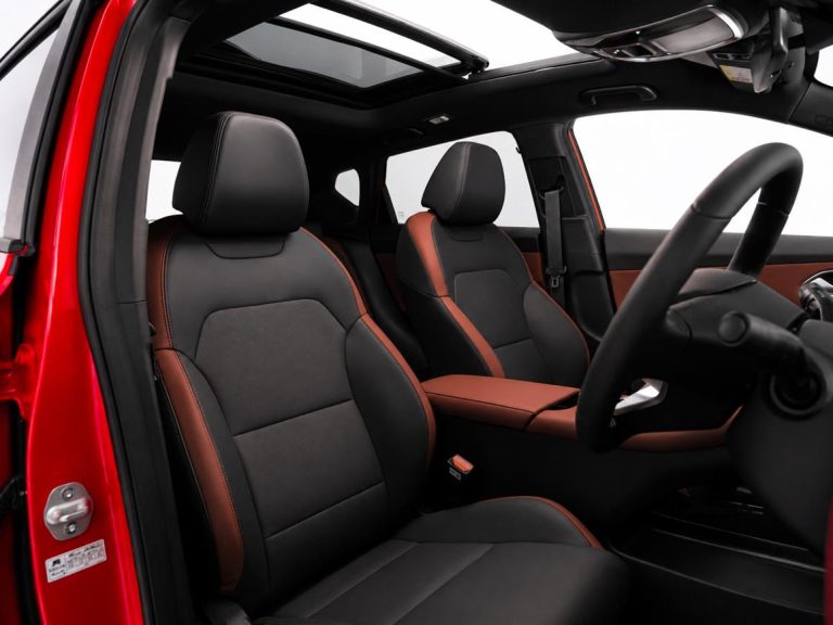 Geely Coolray front seats and panoramic sunroof - Saffarazzi Geely Coolray front seats and panoramic sunroof