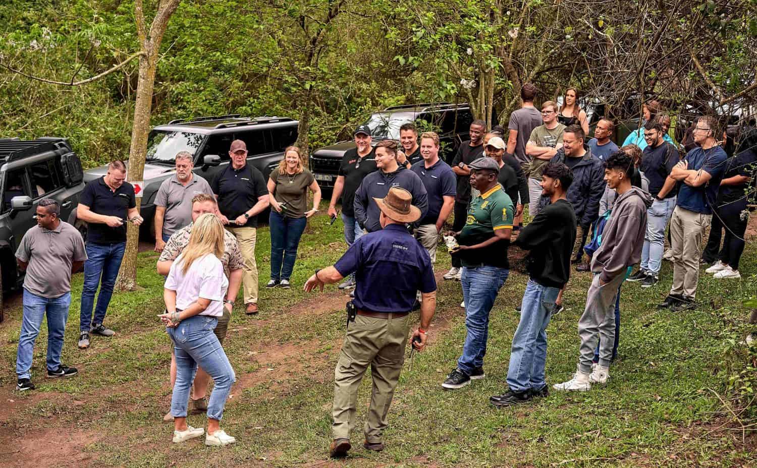 Instructor briefs Jetour owners before 4x4 training - Saffarazzi Instructor briefs Jetour owners before 4x4 training