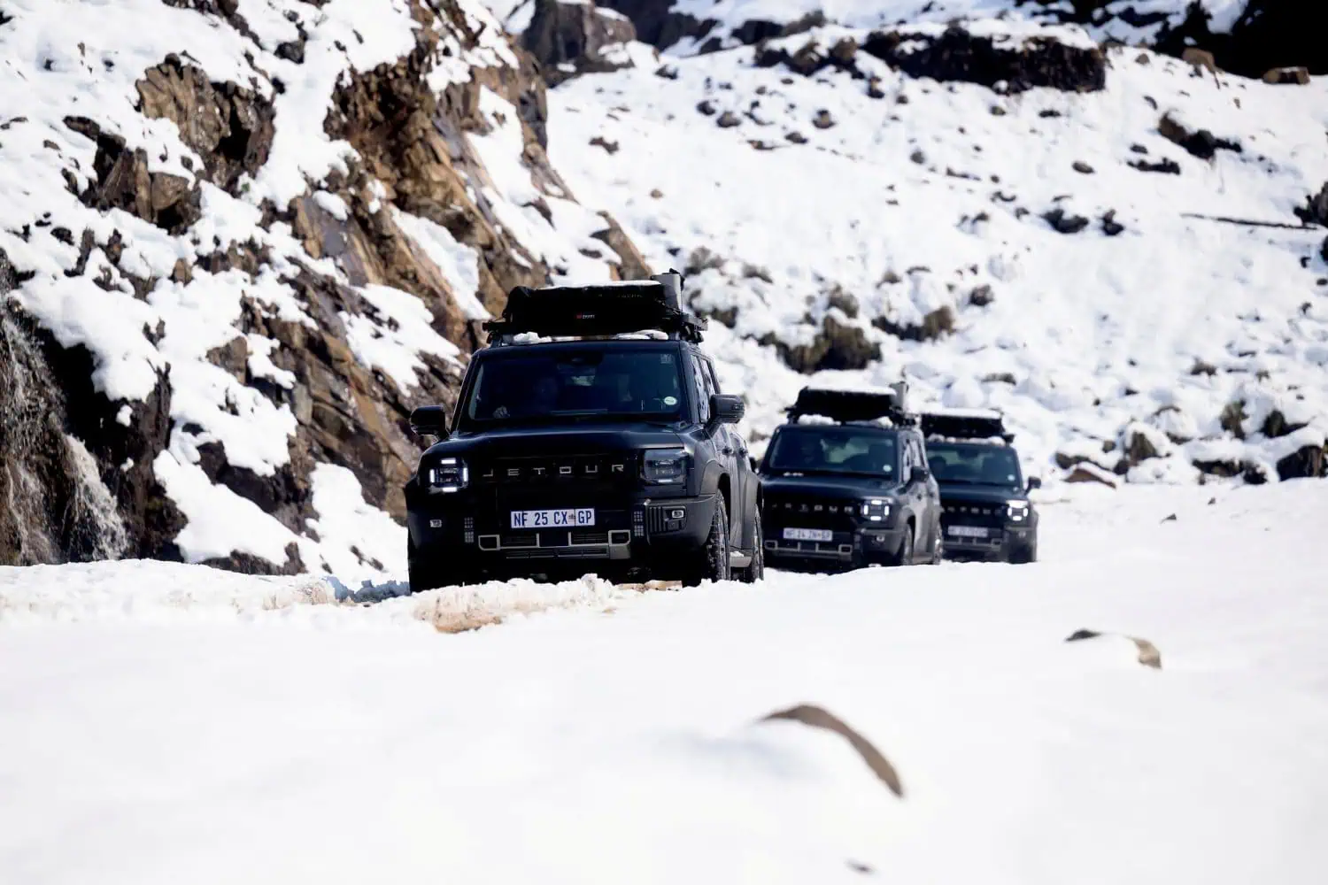 Jetour T2 Odyssey SUVs driving through snow on Sani Pass - Saffarazzi Jetour T2 Odyssey SUVs driving through snow on Sani Pass