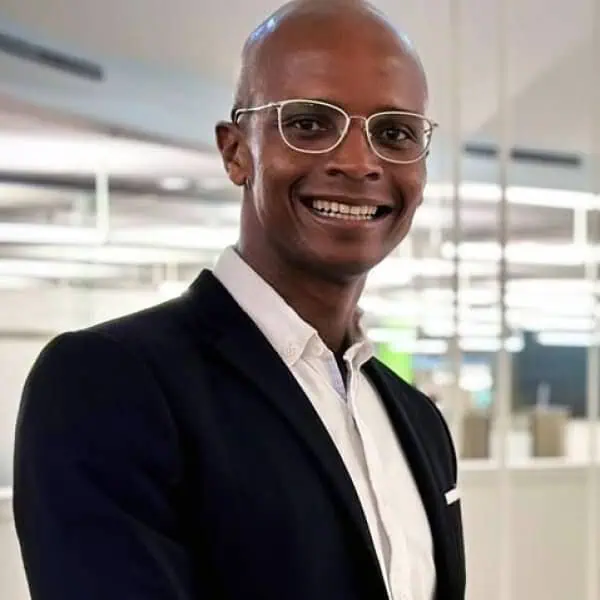 WesBank spokesperson portrait in an office setting - Saffarazzi WesBank spokesperson portrait in an office setting