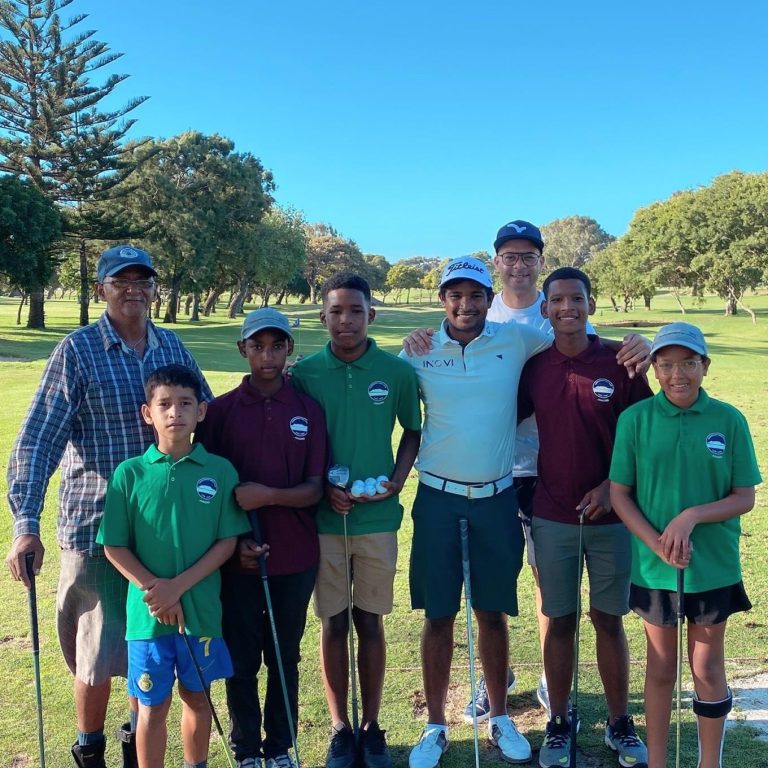 Youth golf group with coaches holding clubs and balls - Saffarazzi Youth golf group with coaches holding clubs and balls
