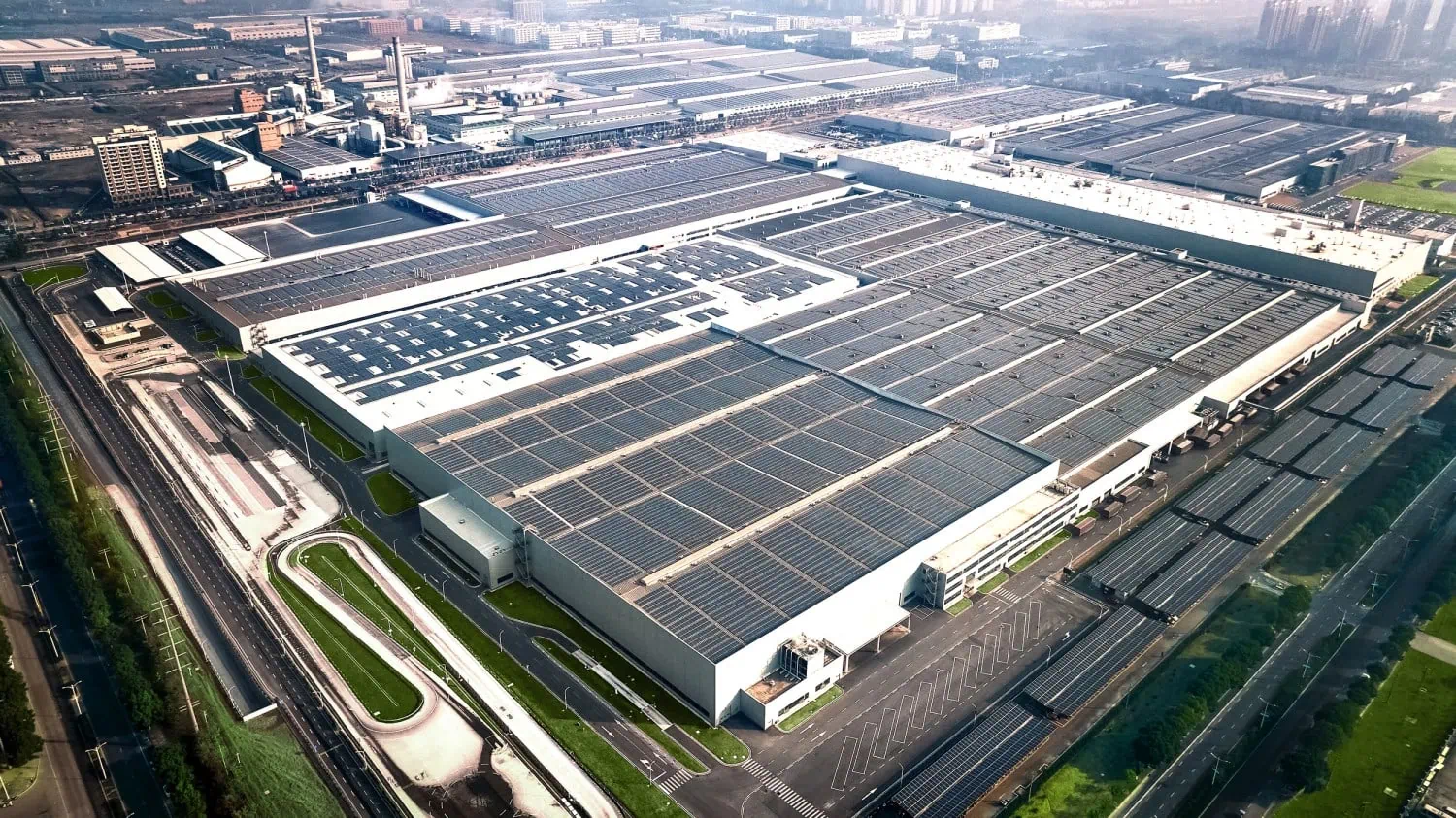 Chery factory with solar roofs - Saffarazzi Aerial view of a large industrial complex with expansive solar panels covering the rooftops
