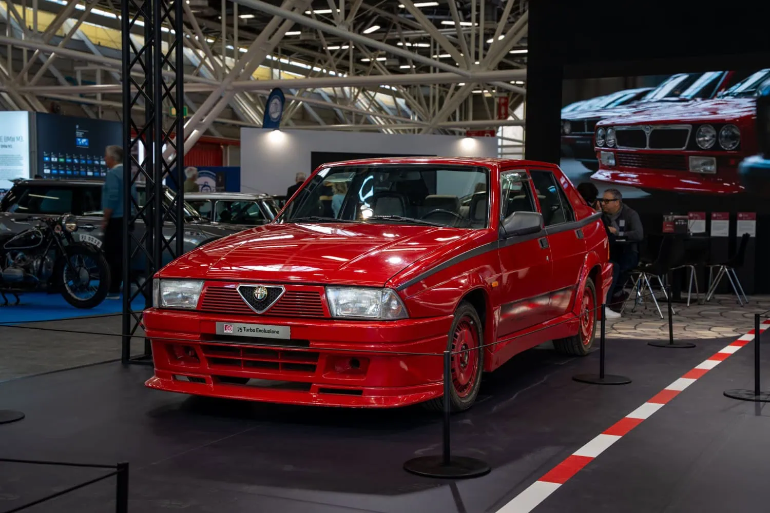 Alfa Romeo Giulia press photo 6 - Saffarazzi Alfa Romeo 75 Turbo Evoluzione on display stand.