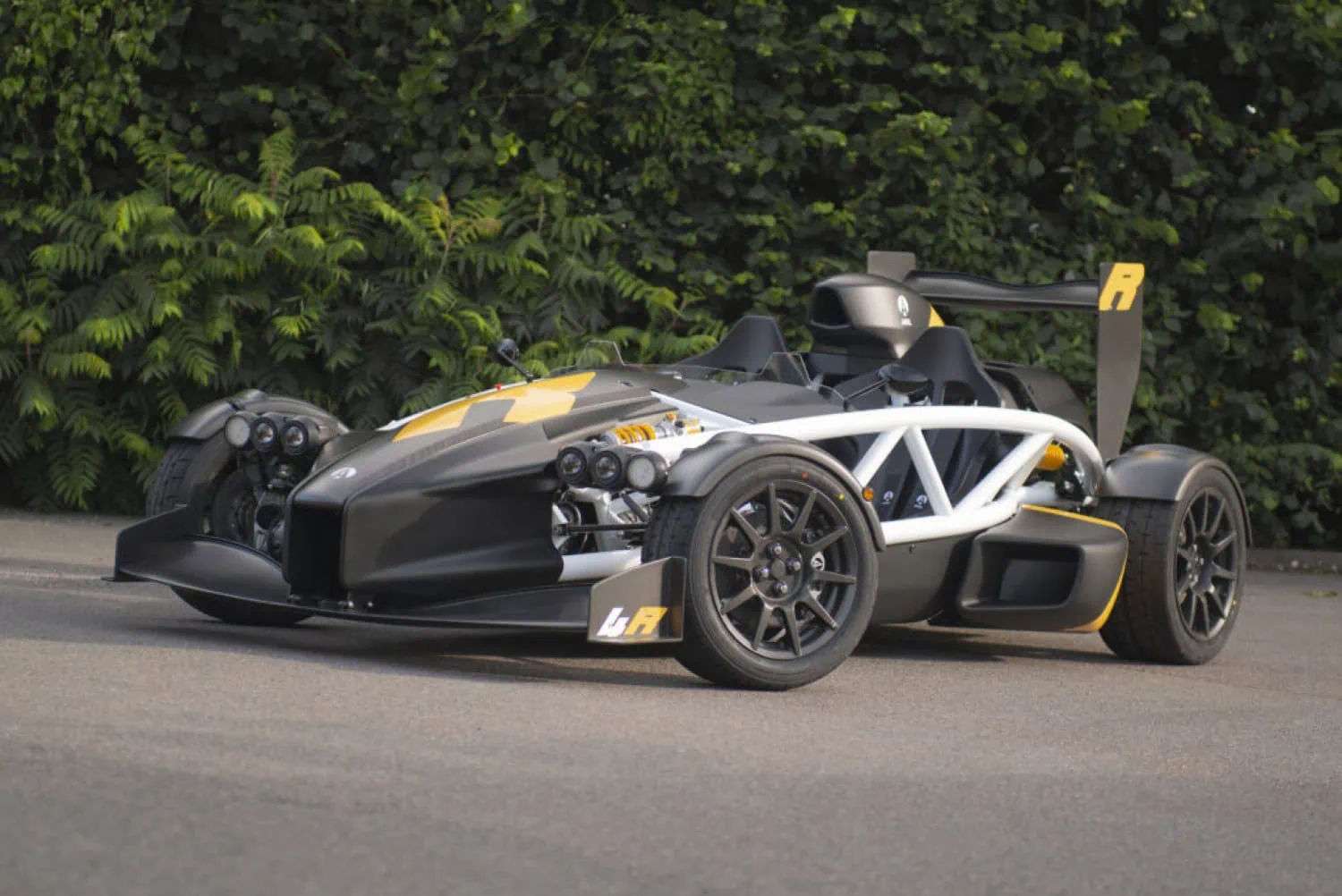 Ariel Atom press photo 3 - Saffarazzi Ariel Atom 4R parked in front of hedge.