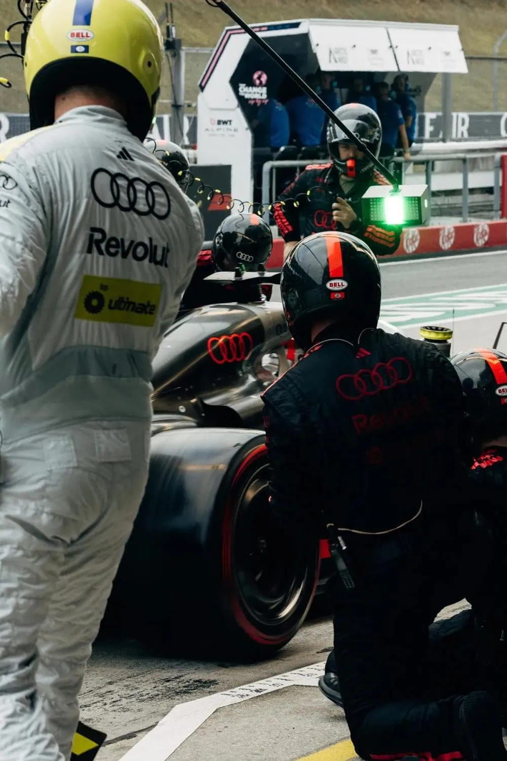 Audi R26 pit stop with Audi Revolut F1 crew - Saffarazzi Audi R26 pit stop with Audi Revolut F1 crew