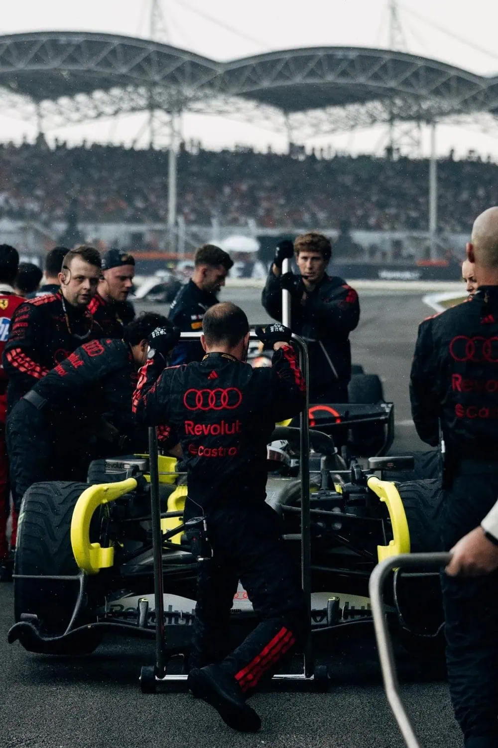 Audi Revolut F1 Team mechanics with R26 on grid - Saffarazzi Audi Revolut F1 Team mechanics with R26 on grid
