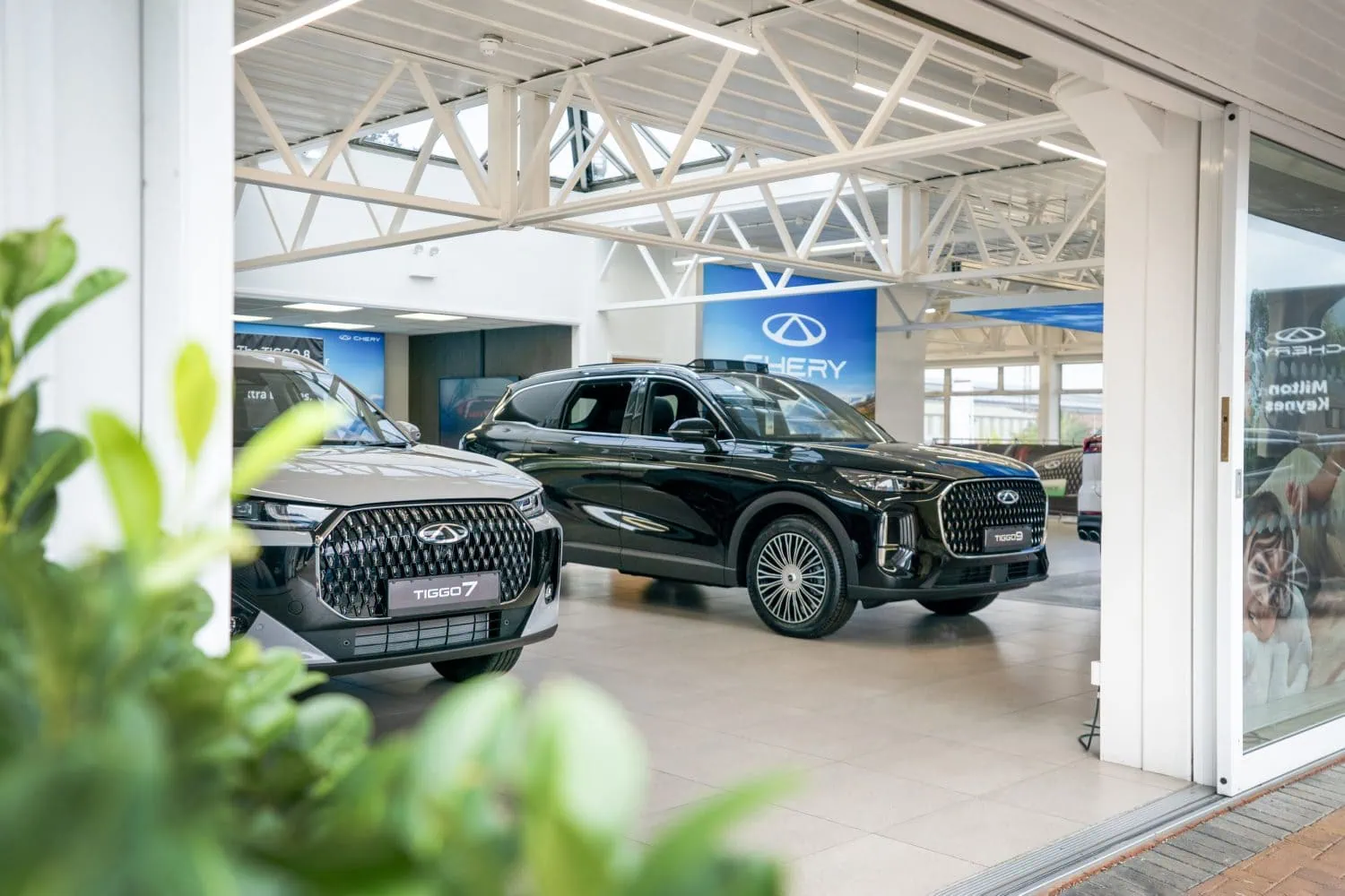 Chery Tiggo 7 and Tiggo 8 inside a showroom - Saffarazzi Chery Tiggo 7 and Tiggo 8 inside a showroom