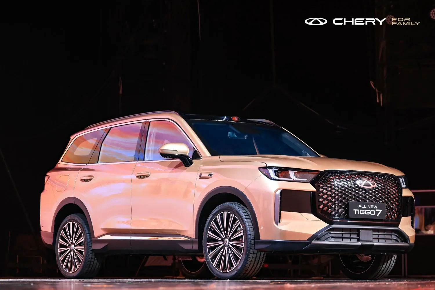 Chery Tiggo 7 at launch - Saffarazzi Chery Tiggo 7 SUV front three-quarter view at launch.