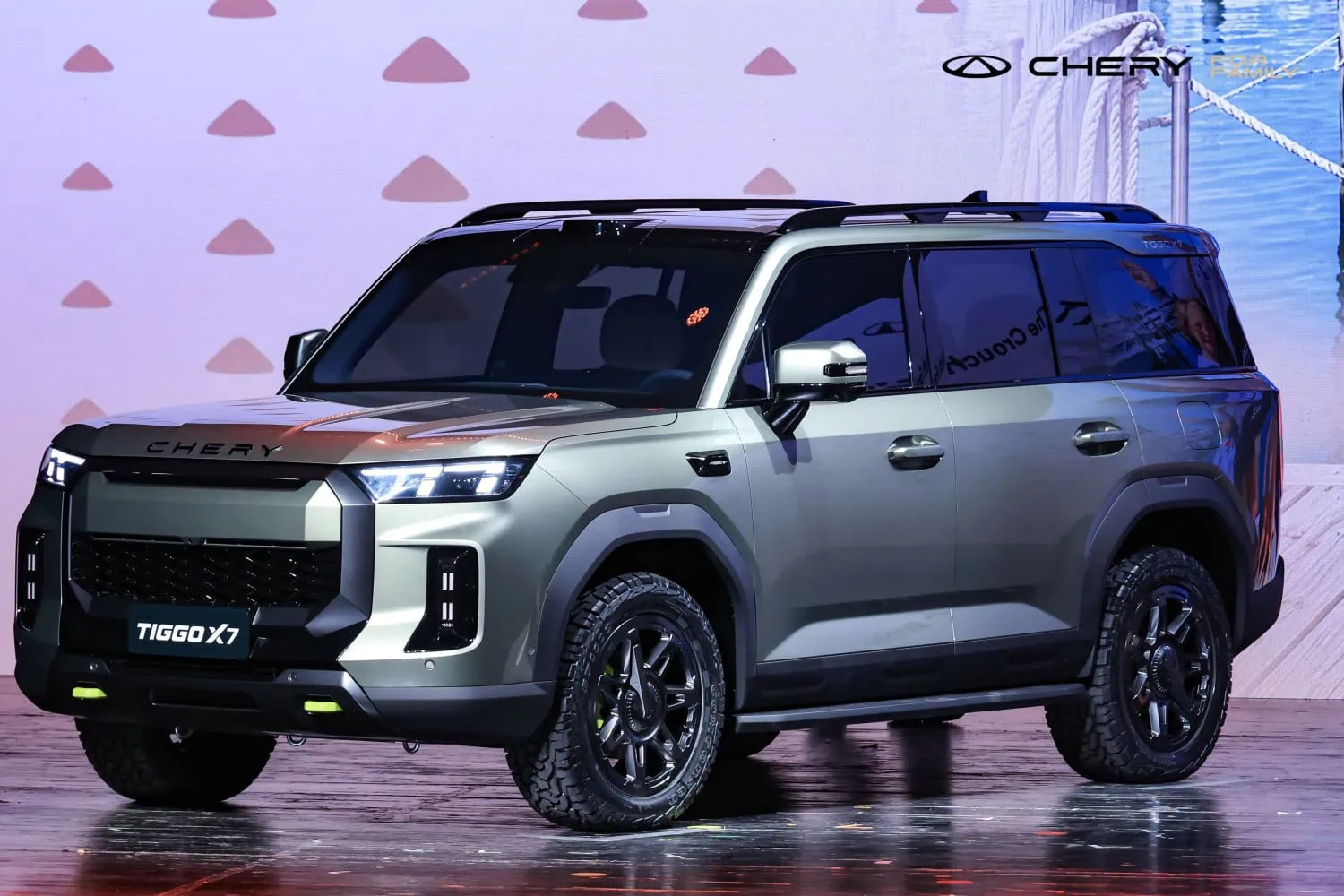 TIGGO X7 on reveal stage - Saffarazzi Chery TIGGO X7 front three-quarter view at the Wuhu reveal.