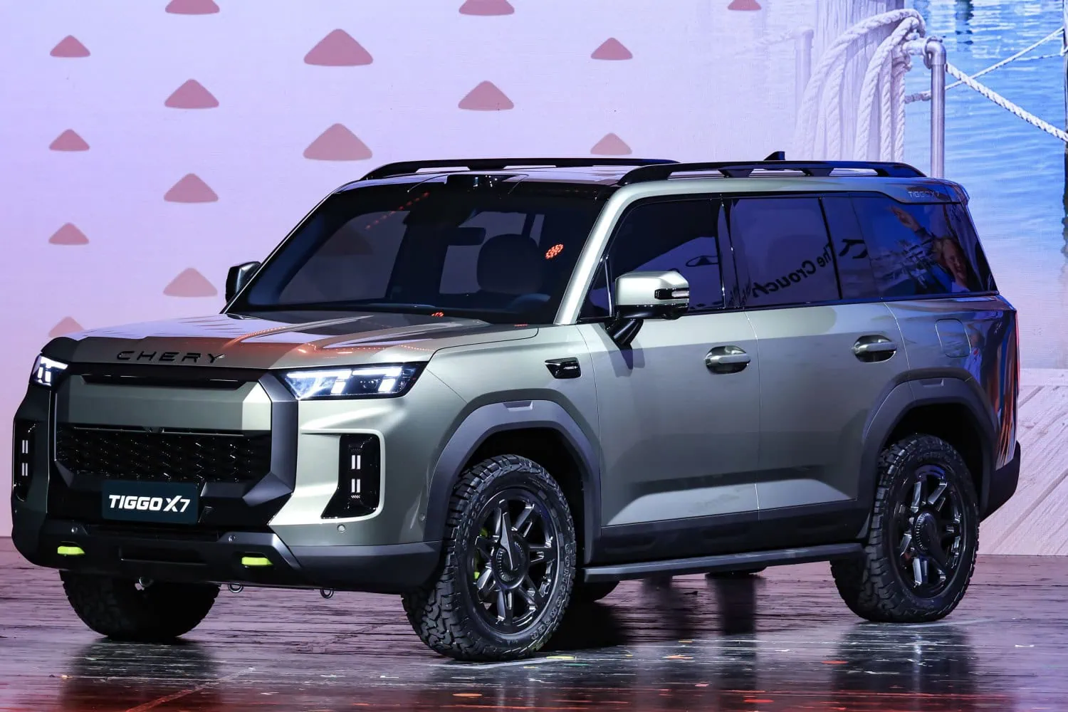 Chery Tiggo X7 on stage - Saffarazzi Chery Tiggo X7 SUV front three-quarter view on stage.