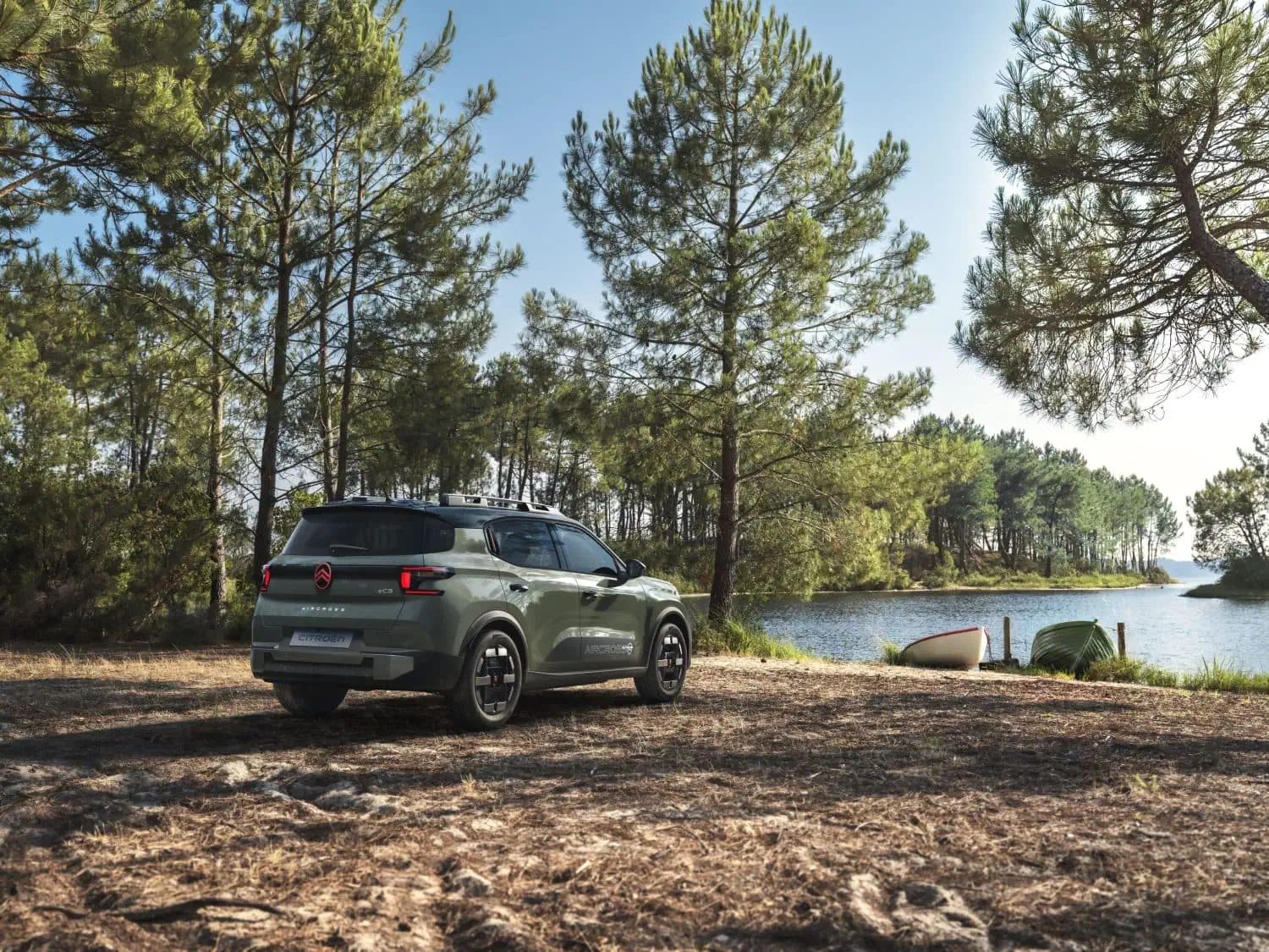 Citroën C3 Aircross OUTDOOR rear three-quarter view by lake - Saffarazzi Citroën C3 Aircross OUTDOOR rear three-quarter view by lake