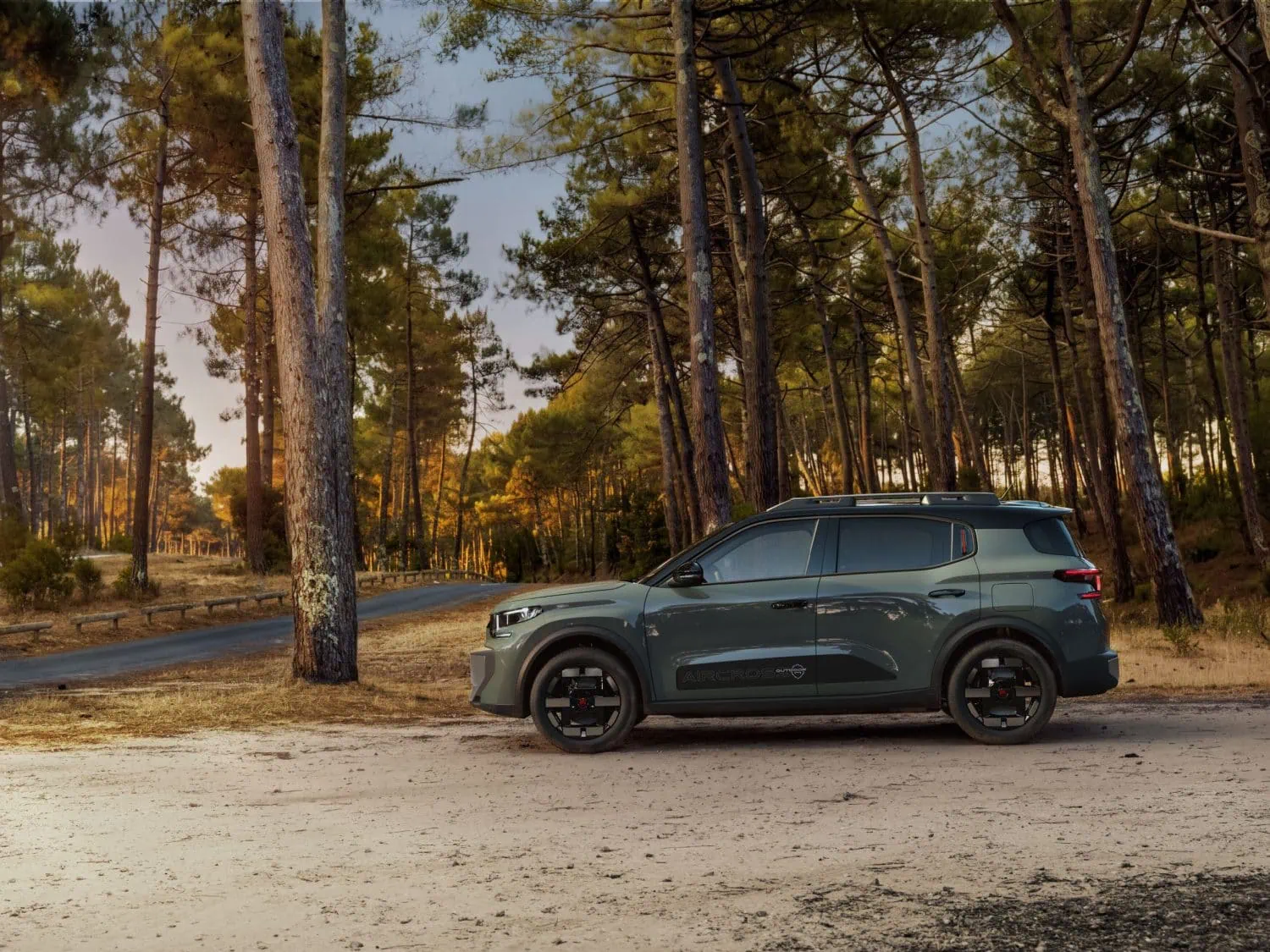 Citroën C3 Aircross OUTDOOR side profile among pine trees - Saffarazzi Citroën C3 Aircross OUTDOOR side profile among pine trees