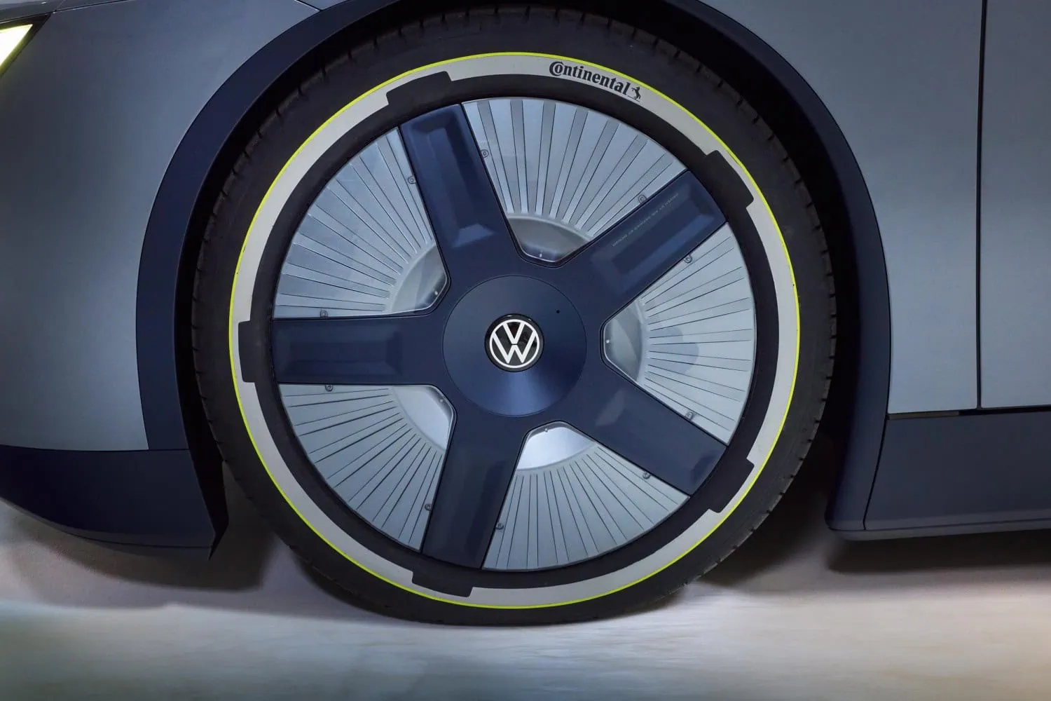 Continental tyre and aero wheel - Saffarazzi Continental tyre on Volkswagen Mission Efficiency wheel side view.