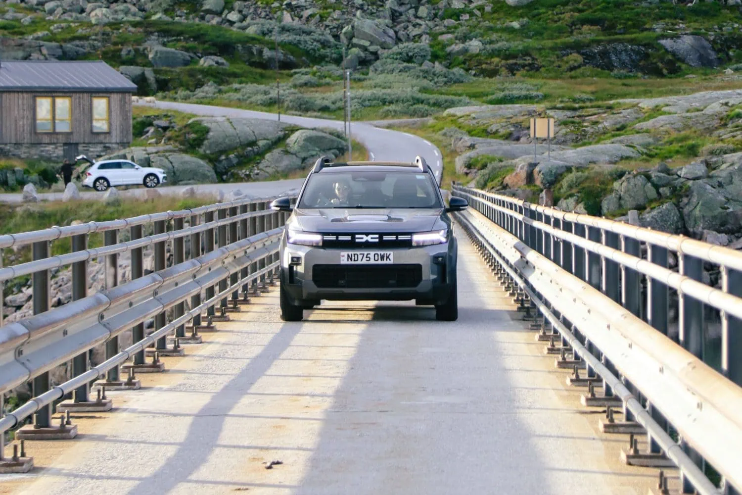 Dacia Bigster crossing a bridge in rocky upland terrain - Saffarazzi Dacia Bigster crossing a bridge in rocky upland terrain