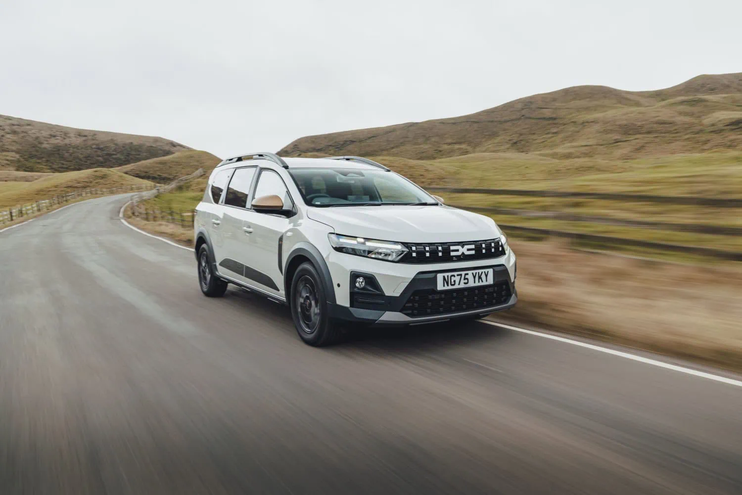 Dacia Jogger driving on moorland - Saffarazzi Dacia Jogger front three-quarter view on a moorland road.