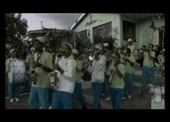 Pille vir Kersfees music video still: the opening frame of the official YouTube video.