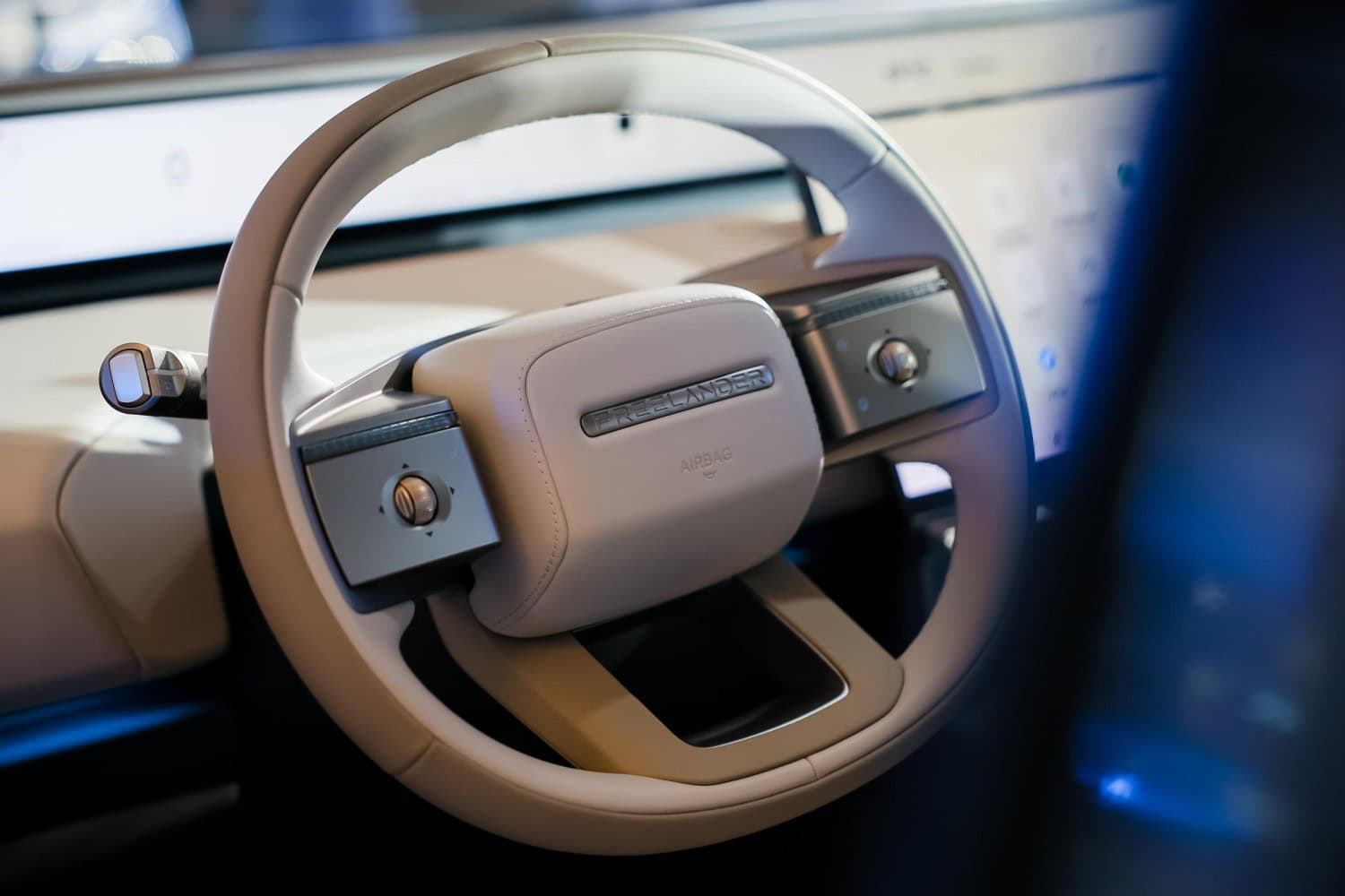 Freelander Freelander 8 press photo 3 - Saffarazzi Freelander 8 steering wheel close-up.