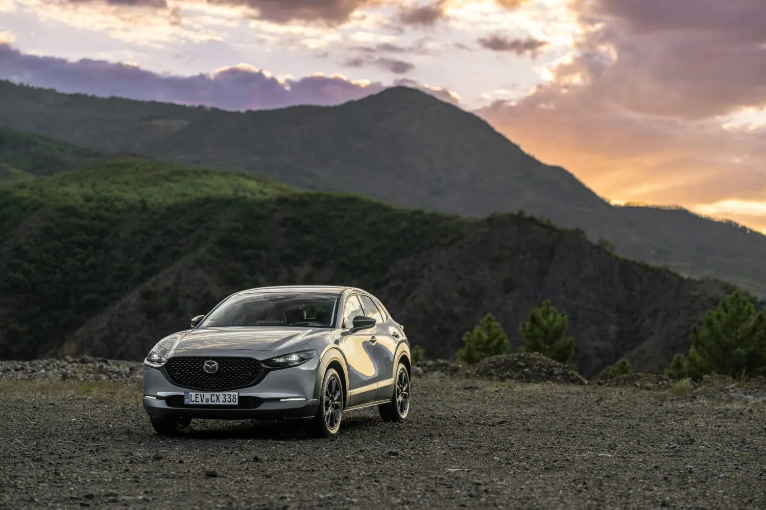 Grey Mazda CX-30 front three-quarter view at dusk - Saffarazzi Grey Mazda CX-30 front three-quarter view at dusk