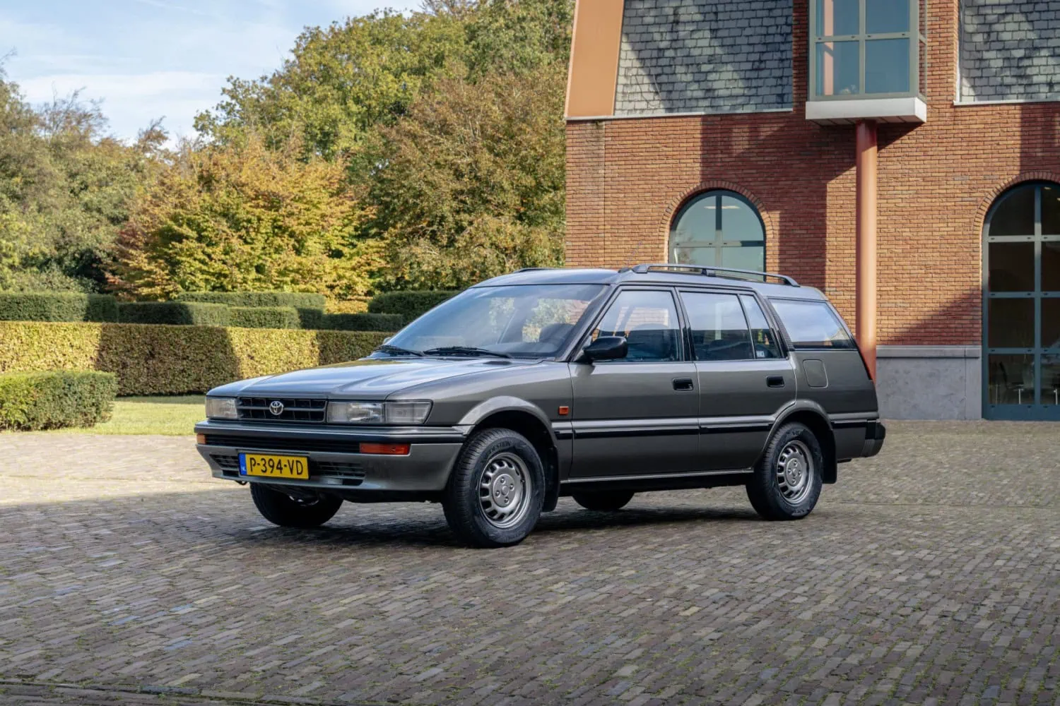 Grey Corolla estate - Saffarazzi Grey Toyota Corolla estate front three-quarter view.