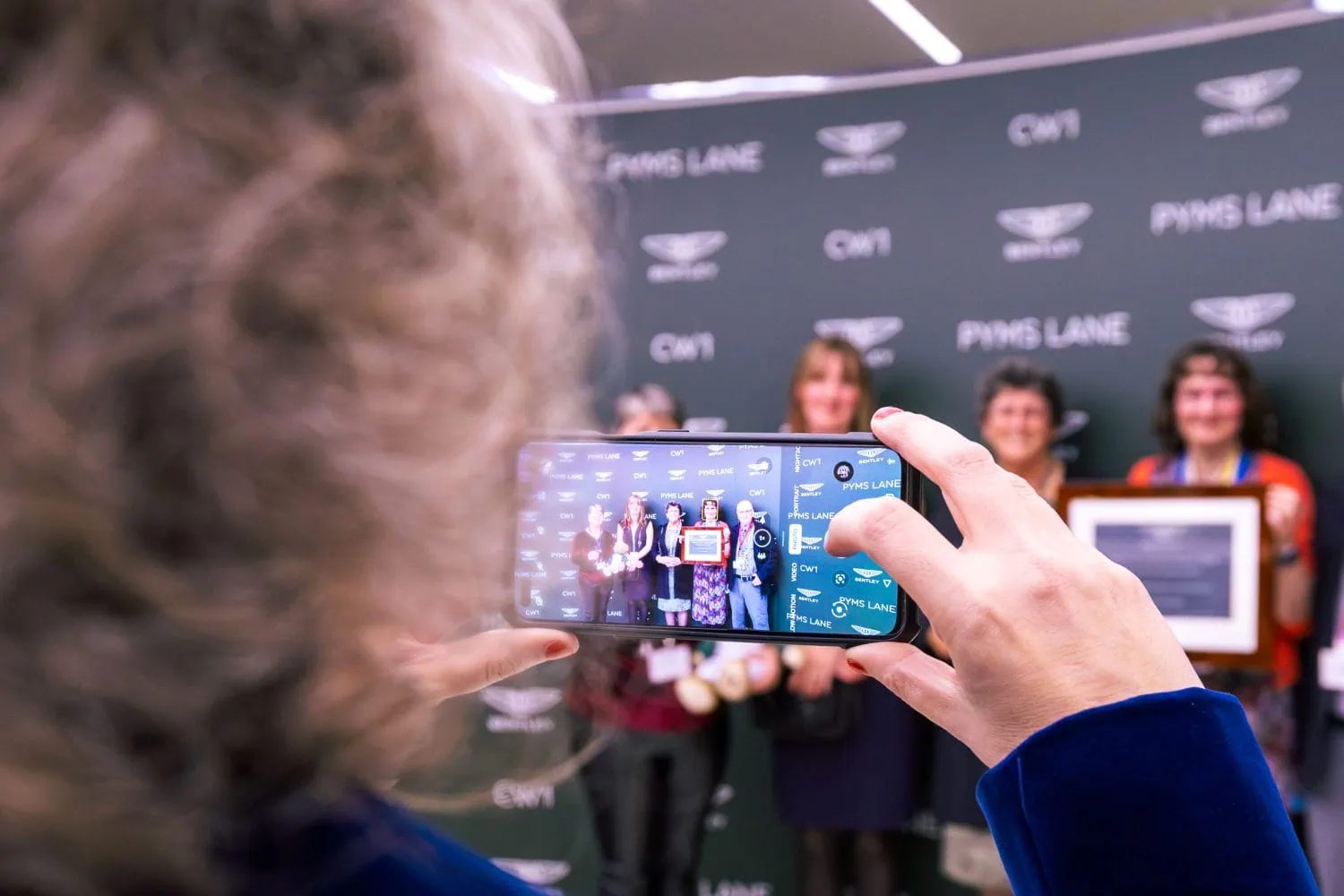Guest photographs Bentley award winners on a smartphone - Saffarazzi Guest photographs Bentley award winners on a smartphone